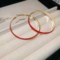 Detail van rood en gouden geometrische oorringen gepresenteerd in een luxe doosje - 15# Goud-Rode Emaille Ronde Creolen (925 Zilveren Oorknopjes)