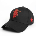 Dettaglio del ricamo calligrafico cinese rosso e della stella sul cappellino nero - Nero