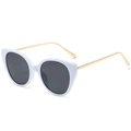 Schicke Cat-Eye-Sonnenbrille mit weißem Rahmen, goldenen Bügeln und grauen Gläsern - Solid Weißer Rahmen Graue Gläser
