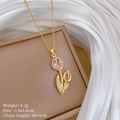 Dettaglio macro della collana tulipano con pietre rosa e catena d'oro su seta - Ciondolo Tulipano Rosa Oro (E438)
