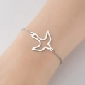 Elegante pulsera de acero inoxidable plateado con colgante de golondrina hueca en muñeca - Color Acero