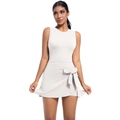 Detailansicht der Wickel-Taille und Seitenschleife an diesem sportlichen Tennis-Kleid - S / Grauweiß