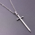 Détail rapproché du pendentif d'escrime en acier argenté avec sa chaîne croisée classique - Pendentif avec Collier / Argenté