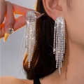 Dettaglio macro di orecchini a nappa d'argento con strass scintillanti e frange lunghe - Stile Nappa a Semicerchio Argento (2# Perno in Argento)