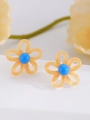 Blumen-Ohrstecker mit bernsteinfarbenen Harzblättern und blauer Perle auf Podest - Erdgelb N-838