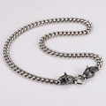 Detalle del cierre de cabeza de lobo vikingo en collar de acero inoxidable plata - Color Acero