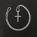 Detail einer silbernen Kordelkette mit Kristall-Kreuzanhänger auf schwarzem Grund - Halskette 55cm / Silber
