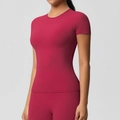 Détail du haut de yoga magenta cintré avec coutures ergonomiques et tissu mat extensible - S / Hauts / Carmin