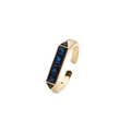Détail d'une bague dorée ouverte ornée de zircons bleus géométriques alignés - Ouvert Réglable / Bleu