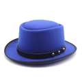 Détail d'un chapeau pork pie en feutre bleu roi avec ruban cuir et rivets métalliques - M (56-58cm) / Bleu