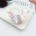Dettaglio del fermaglio per capelli in acetato marmorizzato rosa con design ad ala di pipistrello - Marmo Rosa Blu