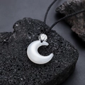 Collier croissant de lune blanc avec cordon tressé noir sur roche volcanique sombre - Blanc