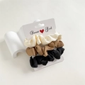 Gros plan détaillé de trois chouchous en satin crème, kaki et noir sur une carte de support - Ensemble de 3 Pièces B (Crème/Café Clair/Noir)