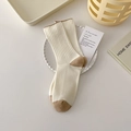 Calcetines media caña de punto acanalado blanco crema estilo japonés con puntera y talón café - Talla única / Caqui
