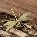 Libélula dorada de aleación metálica, colocada sobre una textura de madera rústica - Grande / Dorado
