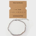 Detalle de la pulsera con código Morse y mensaje 'I am enough' en tarjeta de exhibición - I am enough Plateado