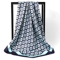 Carré en satin soyeux avec imprimés trèfles bleus et bordures bleu clair élégantes - Trèfle à Quatre Feuilles Bleu Clair