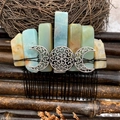 Detalle del peine bohemio con cristales naturales azules y amarillos y una luna de plata - Piedra de Amazonia Alambre Negro Luna de Plata