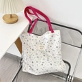 Detail van gewatteerde witte canvas draagtas met roze hengsels en beer-afbeeldingen - Sterrenbeer