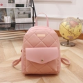 Rosa gesteppter Mini-Rucksack aus Kunstleder mit Metallplakette und Trägern - Rosa