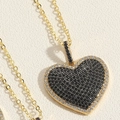 Dettaglio macro del ciondolo a cuore con zirconi neri e bordo in cristallo bianco - Zircone a Cuore Nero