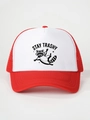 Dettaglio del cappello trucker con rete rossa, fronte bianca e stampa 'STAY TRASHY' - Taglia unica / Bianco e Rosso