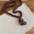 Détail du pendentif cœur en peluche avec imprimé léopard et étoiles sur corde tressée - Collier-Marron-Étoile