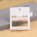 Set de pendientes dorados con perlas, cristales, corazones y flores en tarjeta blanca - Juego de 9 Pares de Pendientes de Perla Corazón Flor