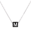 Collier en acier argenté avec pendentif carré noir et charm lettre M blanche élégante - Lettre M (KN238016-Z)