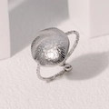 Minimalistischer silberner geometrischer Ring mit Sonnenstrahl-Textur und verstellbarem Band - Stahlfarbe