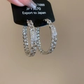 Makroaufnahme silberner Cuban-Chain-Ohrringe mit funkelndem Zirkonia-Pavé für Damen - Silber (Weißgold vergoldet)