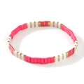 Detail eines böhmischen Tila-Perlenarmbands mit rosa, weißen und goldenen Perlen - Rosa/Weiß/Gold