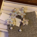 Pendientes de flores elegantes con pétalos iridiscentes y perlas sobre fondo blanco fino - Estilo de Borla de Perla y Flor Idiscente / Dorado Con Blanco Idiscente