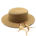 Détail d'un chapeau de paille avec décorations de plumes et perles colorées - M (56-58cm) / Kaki