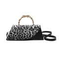 Bolso bandolera de piel PU con estampado de leopardo y asa de metal dorada elegante - Negro