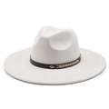 Nahaufnahme von weißem Wildleder-Fedora mit schwarzem Webband und goldener Rauten-Schnalle - Gebrochenes Weiß