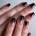 Kurze Sarg-Kunstnägel mit glänzendem Farbverlauf von Nude zu Dunkelbraun am Modell - Stil Mit Gelbem Gelee-Kleber Und Nagelfeile