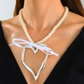 Collana di perle con ciondolo a cuore d'argento traforato e fiocco di nastro bianco - Cuore Argento (Catena di perle con fiocco bianco)