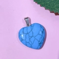 Pendentif cœur en turquoise bleue avec bélière en argent sur fond rose - 30-Turquoise Bleue