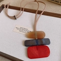 Collier avec pendentifs géométriques irréguliers en résine ambre, bleu et rouge - Rouge-Bleu