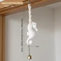 Carillon à vent hippocampe blanc minimaliste en bois avec cloche dorée et corde blanche - Blanc