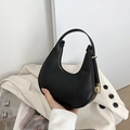 Borsa hobo nera con motivo coccodrillo, dettagli dorati e raffinata forma a semicerchio - Nero