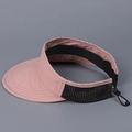 Detalle de visera deportiva rosa con malla transpirable y cordón elástico ajustable - M (56-58cm) / Rosa