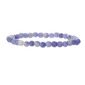 Détail macro du bracelet en perles d'agate veines de dragon bleu-violet de 6mm - Pierre patinée