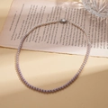 Détail du collier de perles dégradé violet avec fermoir argenté sur page vintage - 4mm / Violet (Collier-4mm)