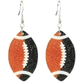 Dettaglio ravvicinato degli orecchini in acrilico glitterato a forma di football americano - Glitter Arancione e Nero - Gancio Argentato