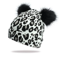 Bonnet en tricot léopard pour femme avec deux pompons en fausse fourrure pour l'hiver - Blanc