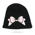 Schwarze Strickmütze mit zarter rosa Schleifenbestickung auf weißem Hintergrund - Einheitsgröße / Schwarz