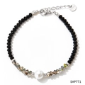 Bracciale minimalista in acciaio inossidabile con cristalli neri sfaccettati e una perla - Stile Perla Nera Argento (SAP771)