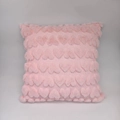 Detailaufnahme von rosa herzförmigem Strick-Plüschkissenbezug mit eleganten Quasten - Herz Rosa